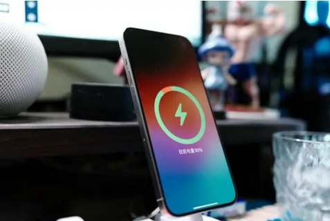 北戴河苹果15换屏服务分享用什么充电器给iPhone15充电更好 